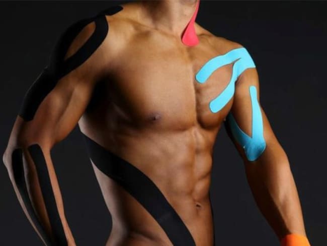 ¿Por qué los atletas olímpicos usan cinta de colores en sus cuerpos?