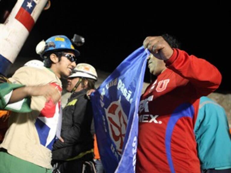 Van 12 mineros rescatados en Chile