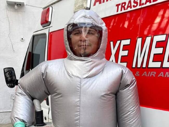 Traje XE, sin googles y sin cubrebocas, así pueden trabajar paramédicos