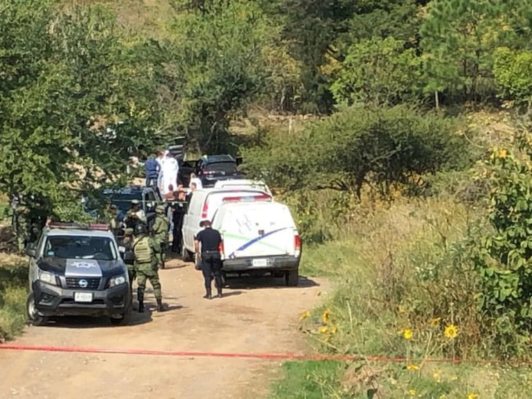 Encuentran tres camionetas con siete cuerpos en Tonalá
