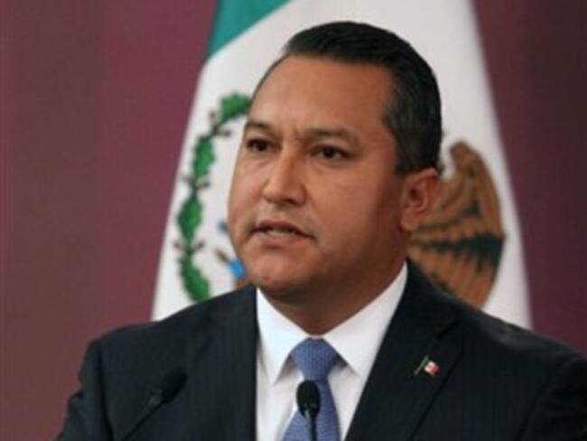 Firma Blake convenio de atención a migrantes