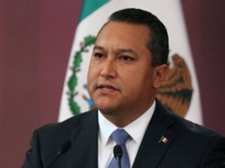 Firma Blake convenio de atención a migrantes