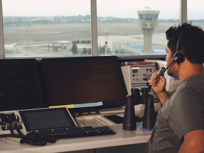 Controladores aéreos emplazan a huelga, denuncian jornadas excesivas, falta de personal y reducción de sueldos