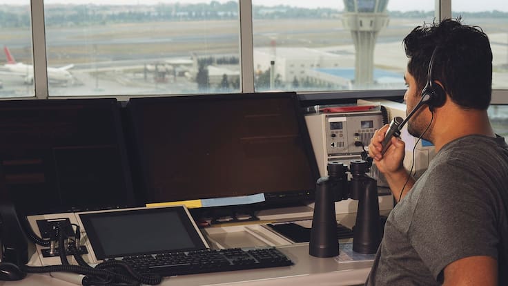 Controladores aéreos emplazan a huelga, denuncian jornadas excesivas, falta de personal y reducción de sueldos