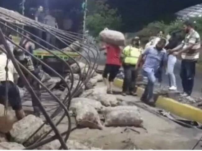 Camión de verduras se vuelva y ciudadanos ayudan al coductor sin saquearlo