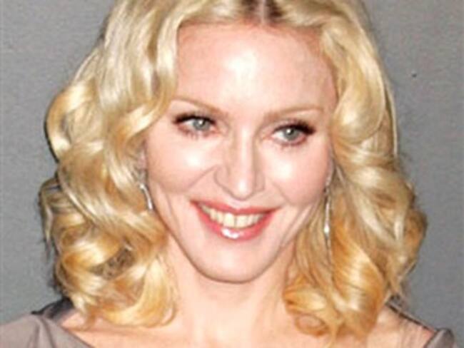 La nueva hija adoptiva de Madonna parte de Malaui a Londres