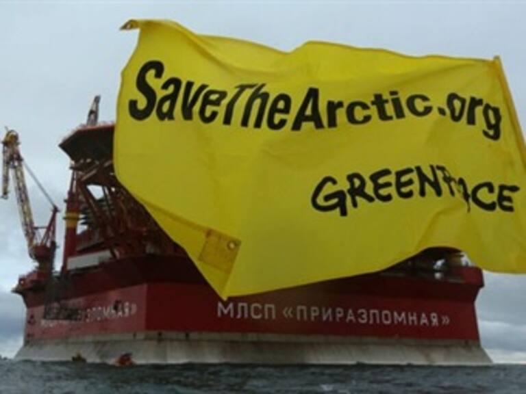 Activistas de Greenpeace se suben a una plataforma petrolera rusa