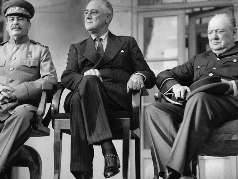 El 80 aniversario de la segunda guerra mundial podría traernos una fotografía similar en donde Estados Unidos y Rusia compartan la silla con un tercer invitado que no será europeo.