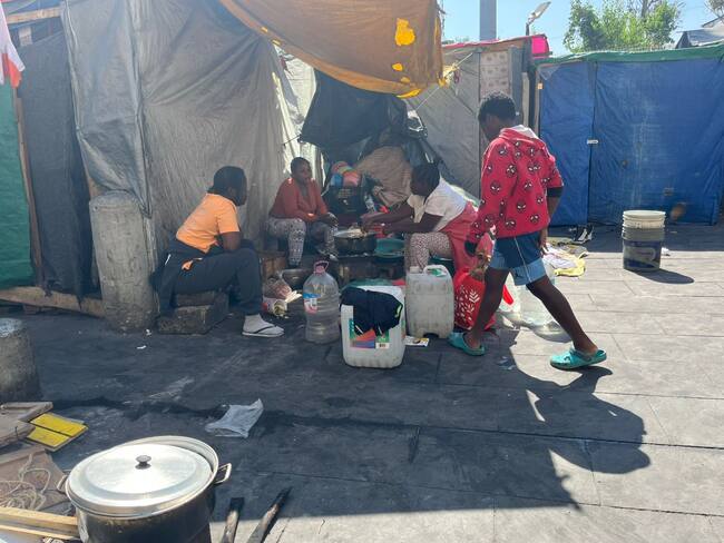 Migrantes se refugian en la Plaza de la Soledad en CDMX