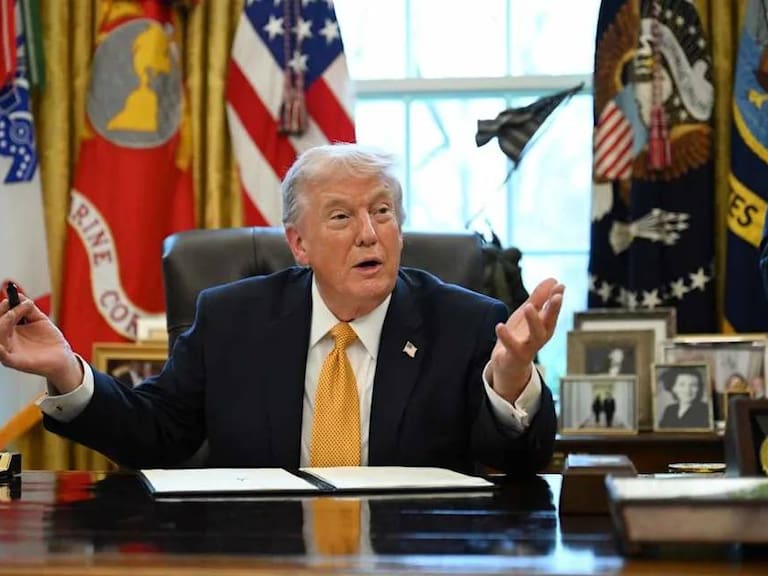 El presidente estadounidense calificó a Cuba como una nación debilitada y planteó una posible intervención en la Isla para tomar su control.