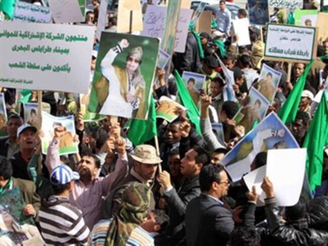 Aviones de Gadafi bombardean bastión rebelde