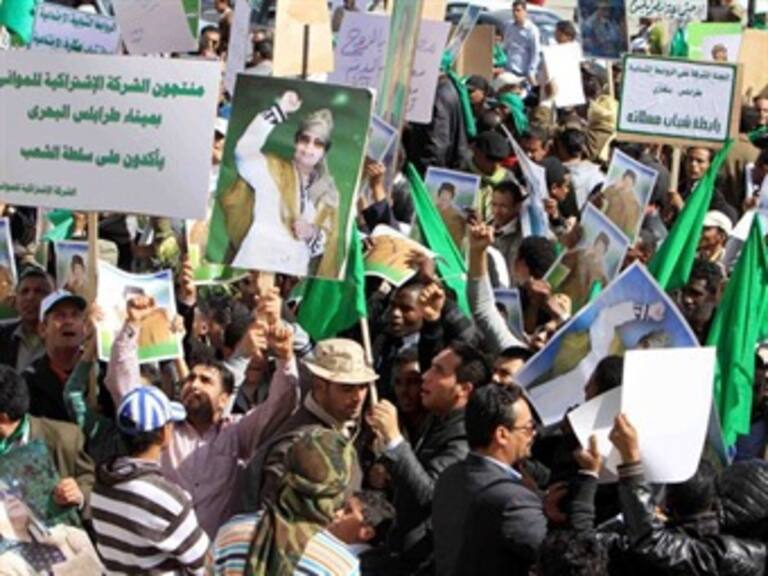 Aviones de Gadafi bombardean bastión rebelde