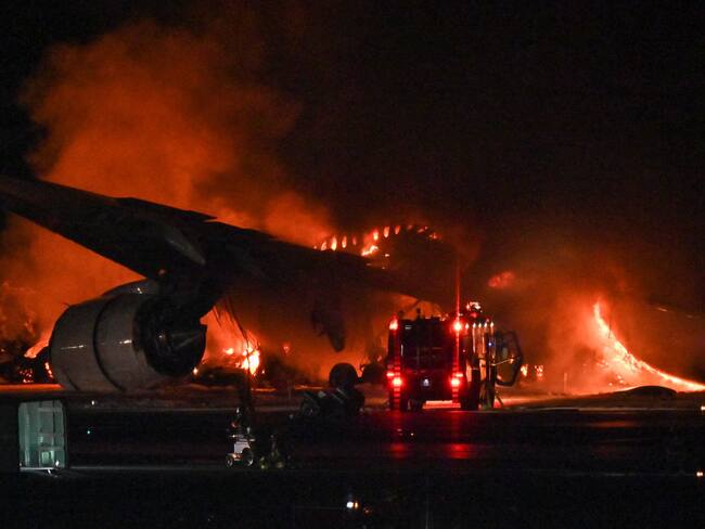 Cinco personas muertas, saldo de accidente en el aeropuerto de Haneda, Tokio