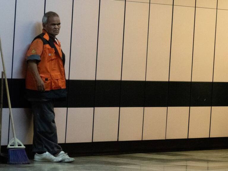 Metro envía a casa a adultos mayores que trabajan en limpieza