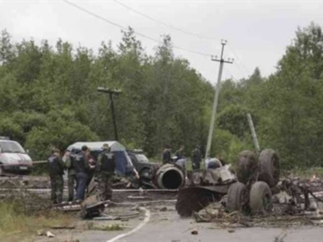 Recuperan los cuerpos de accidente aéreo en Rusia