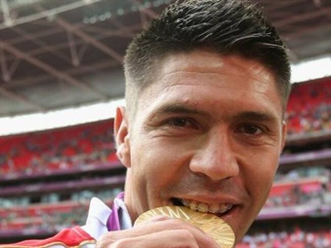 Cumple Oribe su promesa, regala a sus hijos la medalla de oro olímpica