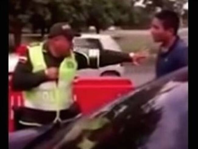 Policía colombiano muestra sus mejores movimientos de Kung Fu y enloquece las redes