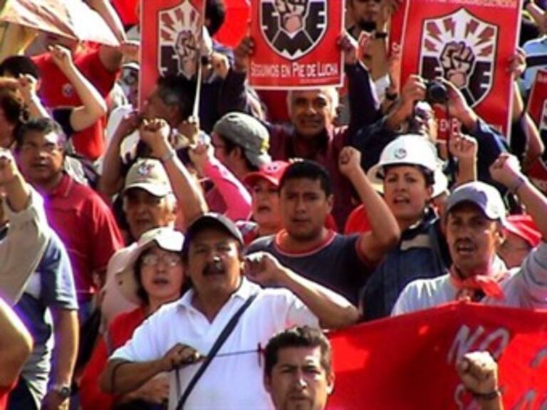 Protestan en Reforma integrantes de SME