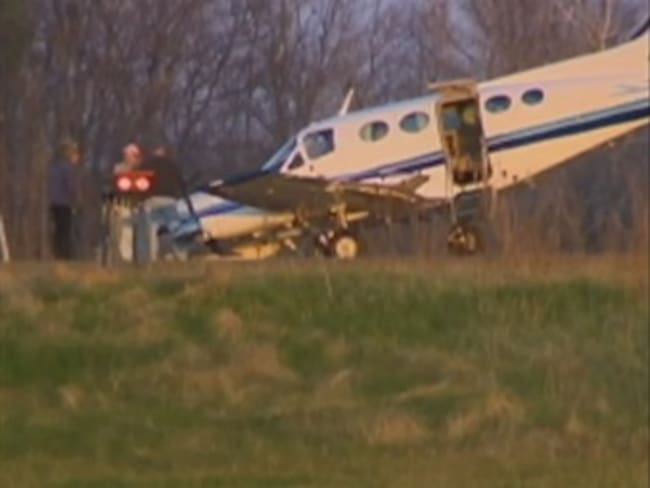 Mujer de 80 años aterriza avioneta luego que piloto fallece