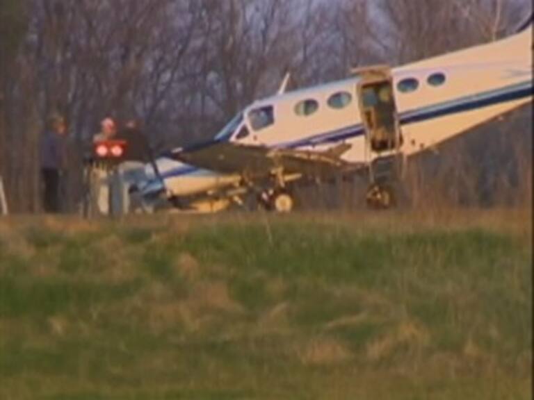 Mujer de 80 años aterriza avioneta luego que piloto fallece