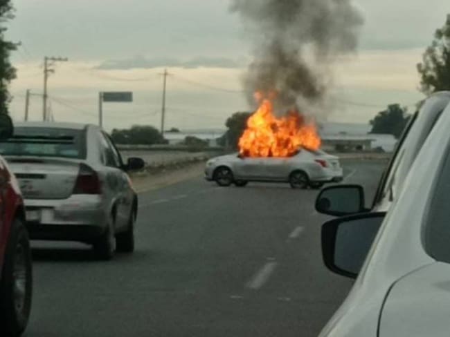 Reportan la quema de vehículos en carreteras aledañas a Celaya, Guanajuato
