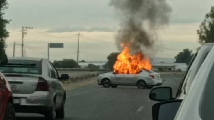 Reportan la quema de vehículos en carreteras aledañas a Celaya, Guanajuato