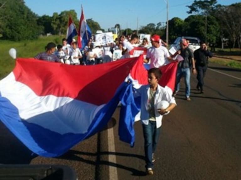Marchan niños paraguayos para exigir liberación de Arlan Fick