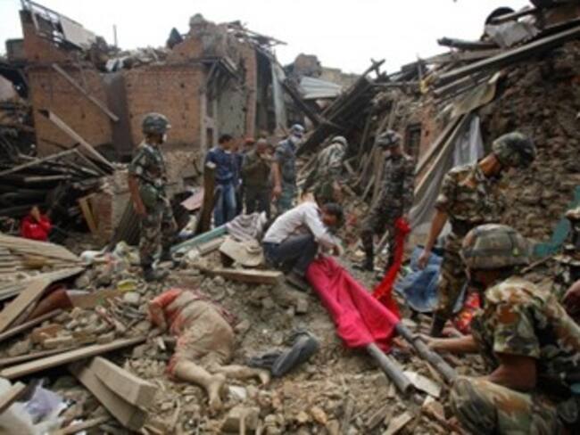 Aumentan las víctimas por el sismo que devastó Nepal