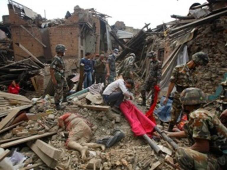 Aumentan las víctimas por el sismo que devastó Nepal