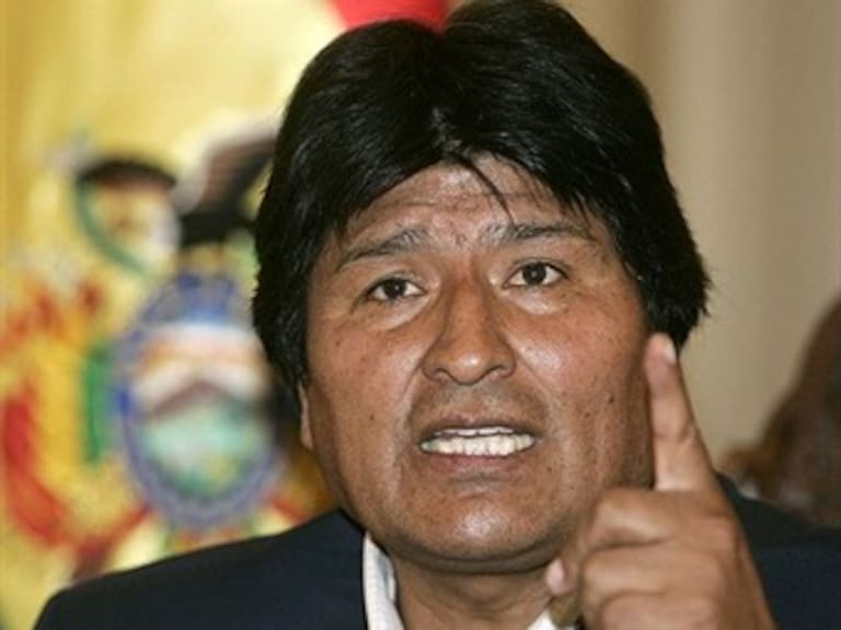 Morales abandona mitin por protestas