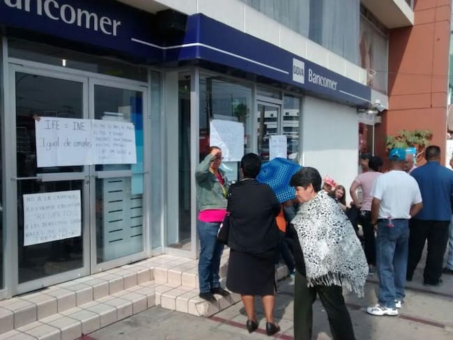 CNTE toma bancos en Michoacán