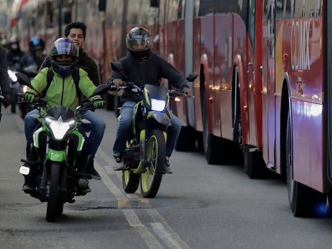 Multarán con 7,000 pesos y corralón a motos y autos por usar el carril exclusivo del Metrobús en CDMX