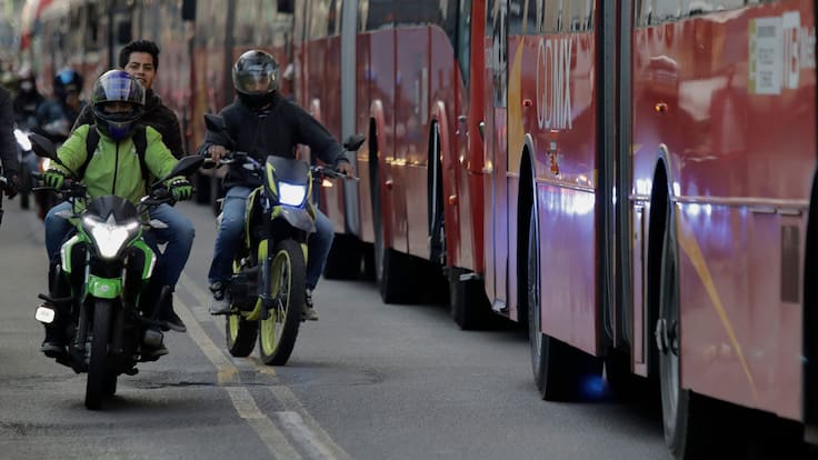 Multarán con 7,000 pesos y corralón a motos y autos por usar el carril exclusivo del Metrobús en CDMX