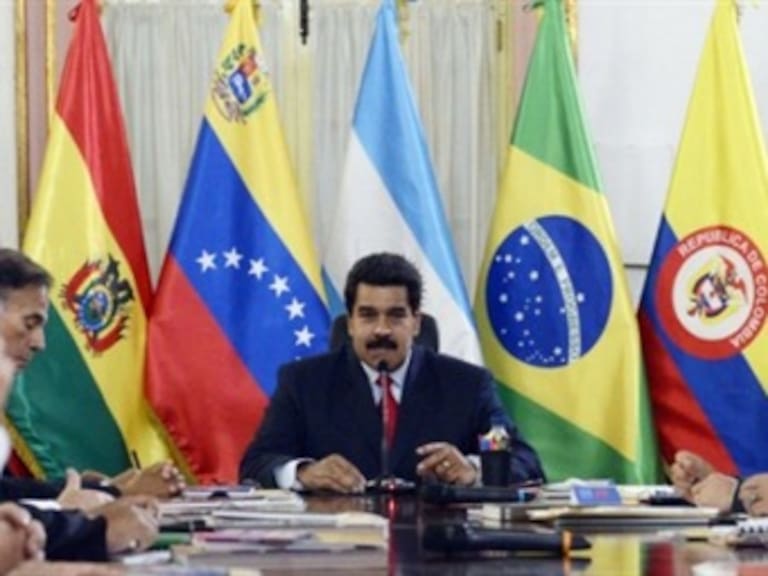Oposición y gobierno venezolano acuerdan diálogo con mediación de Unasur y Vaticano