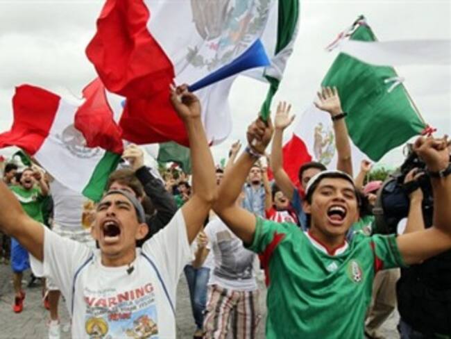 Festejan aficionados triunfo de Selección en Ángel de la Independencia