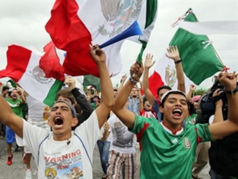 Festejan aficionados triunfo de Selección en Ángel de la Independencia