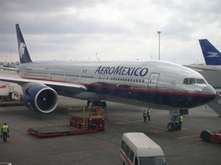 Reportan secuestro de avión en AICM