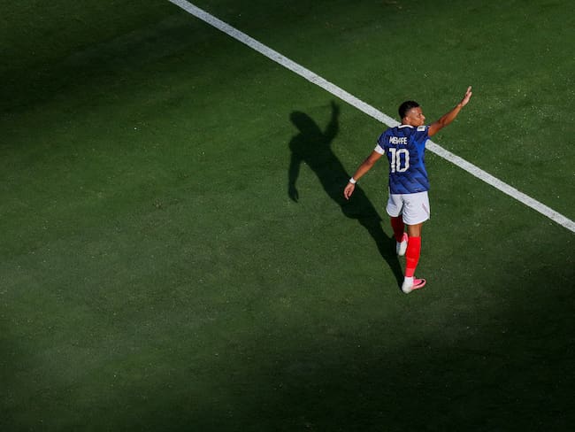 Francia vence a Suecia 3-0 con doblete de Mbappé y logra su pase a octavos de final