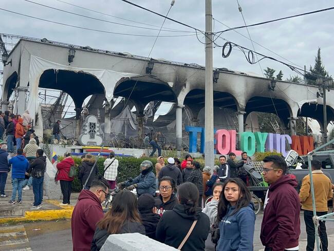 Incendio consume 200 locales del mercado de Teoloyucan en el Estado de México