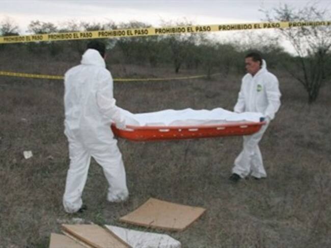 Hallan a un hombre en fosa clandestina en Michoacán