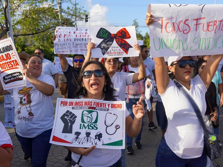 CANCÚN, QUINTANA ROO, 13OCTUBRE2026.- Personal médico, enfermería y administrativo del Instituto Mexicano del Seguro Social (IMSS) en Quintana Roo se sumó a la jornada nacional de protesta concentrándose en la glorieta de "El Ceviche", en el centro de Cancún. Los manifestantes exigen un incremento salarial justo del 10%, la contratación de más personal para cubrir vacantes, abasto de medicamentos y mantenimiento a las instalaciones hospitalarias. La movilización avanzó por la avenida Tulum y zonas aledañas hacia el Hospital General de Zona No. 3, provocando cierres viales y afectaciones al tránsito en el primer cuadro de la ciudad.
FOTO: ELIZABETH RUIZ/CUARTOSCURO.COM