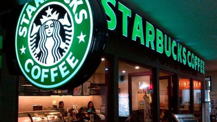 Starbucks elimina los popotes de plástico
