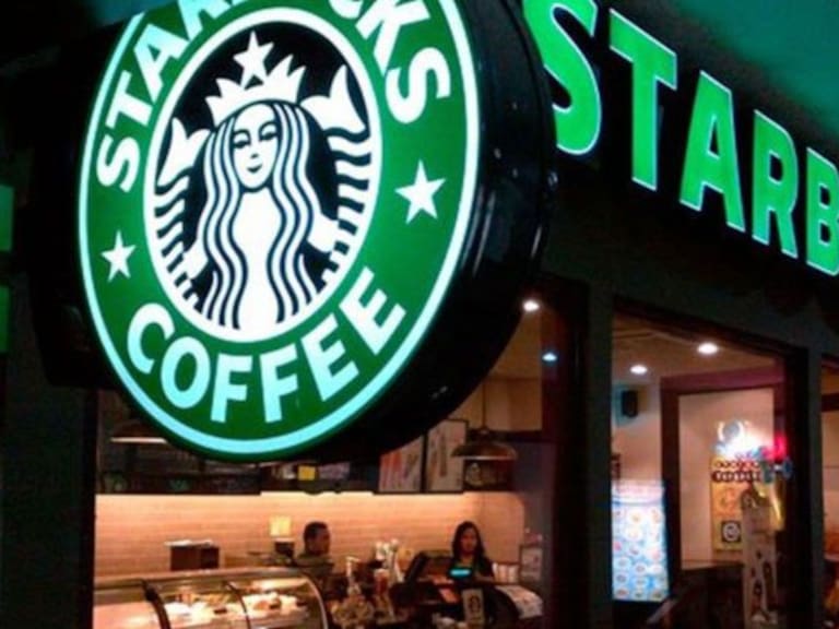 Starbucks elimina los popotes de plástico