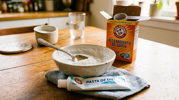 Mezclar pasta de dientes con bicarbonato: para qué sirve y qué tan efectivo es