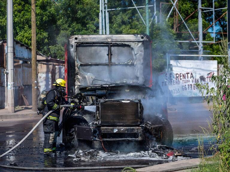 CULIACÁN, SINALOA, 11SEPTIEMBRE2024.- Dos vehículos fueron despojados e incendiados en la mañana de este miércoles para obstruir el acceso. Esto sucede mientras las autoridades manejan el discurso de que en Culiacán todo está tranquilo y bajo control, aunque los hechos digan lo contrario. FOTO: JOSÉ BETANZOS/CUARTOSCURO.COM