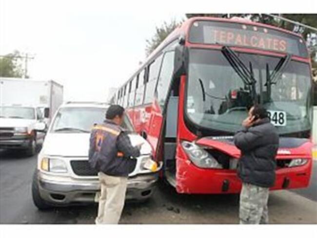 Deja dos lesionados choque del Metrobús en la Guerrero