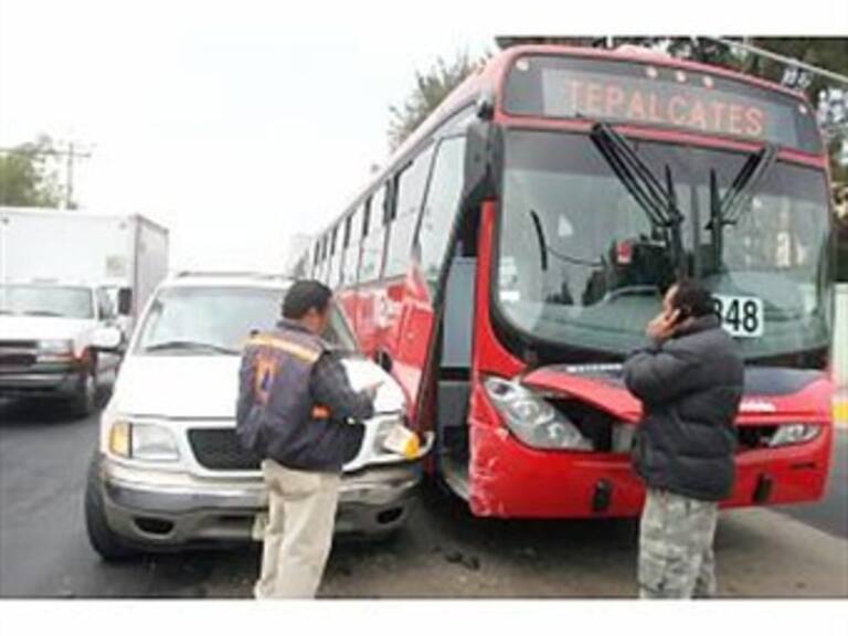 Deja dos lesionados choque del Metrobús en la Guerrero