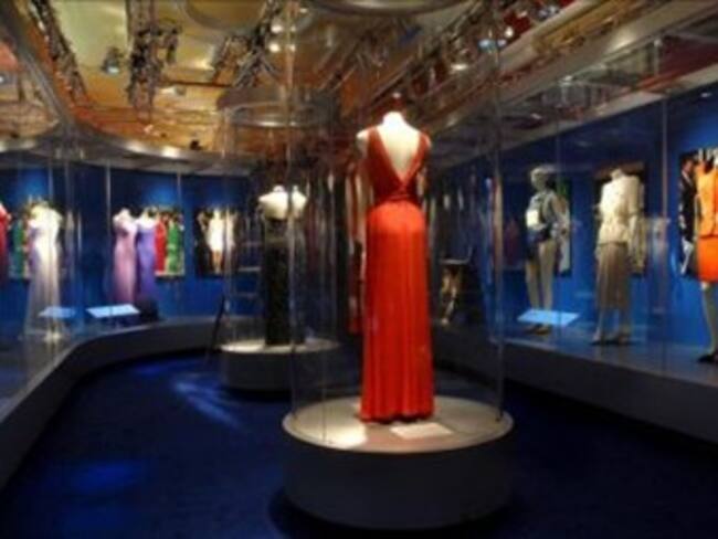 Subastan vestidos de la princesa Diana de Gales por 1.3 mdd