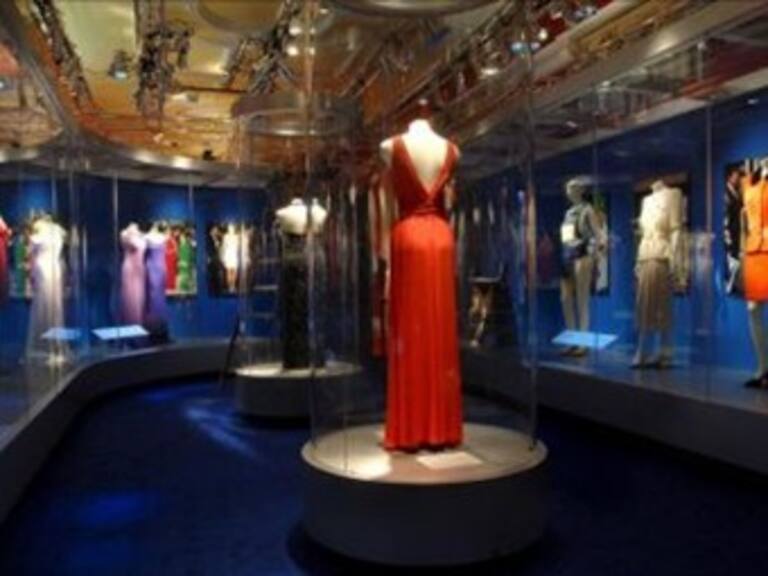 Subastan vestidos de la princesa Diana de Gales por 1.3 mdd