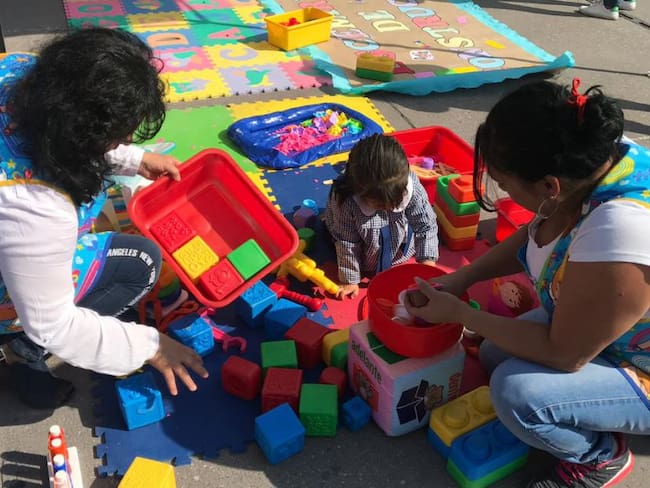 Empleadas de estancias infantiles protestan en el Zócalo contra recorte